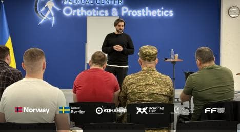 У Києві ветерани з втраченими кінцівками вчилися відповідати на некомфортні запитання та знаходити опору в імпровізації